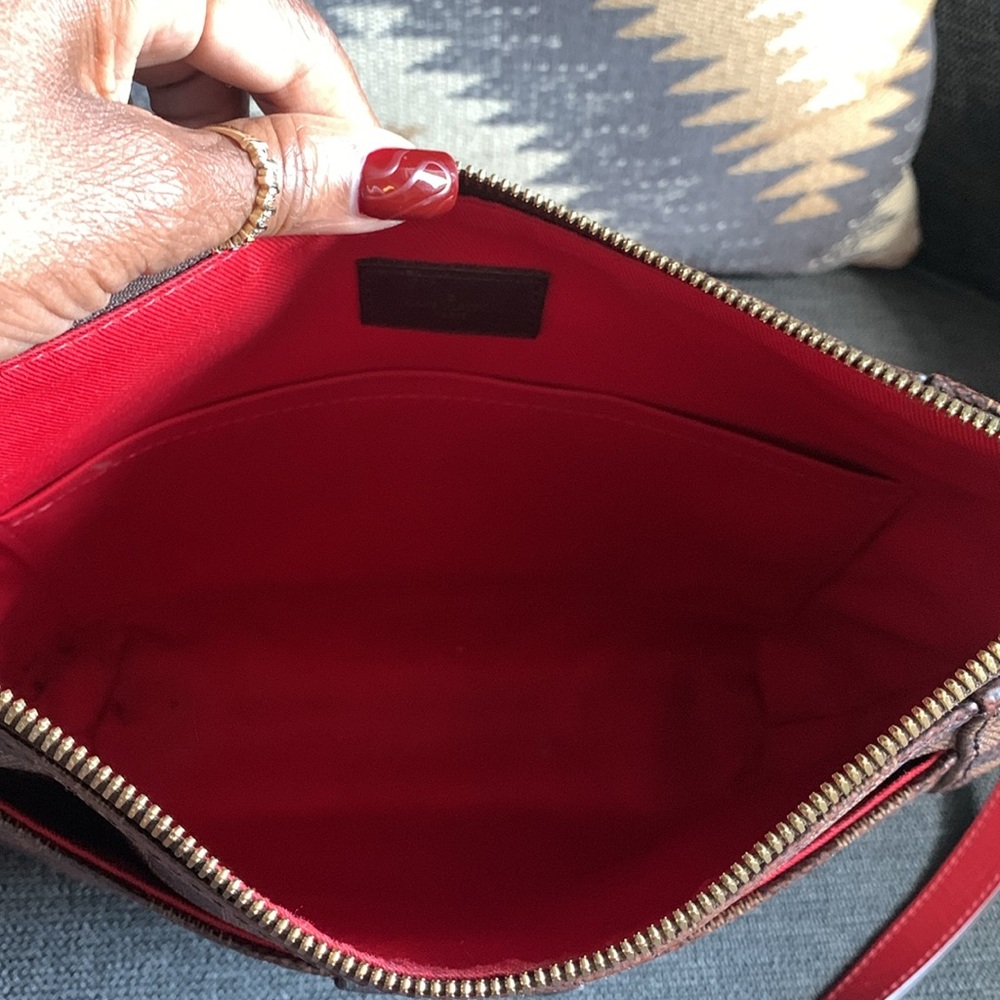 ❤️🤎💄💋Louis Vuitton South Bank Besace Bag❤️🤎💄💋 - Picture 12 of 16